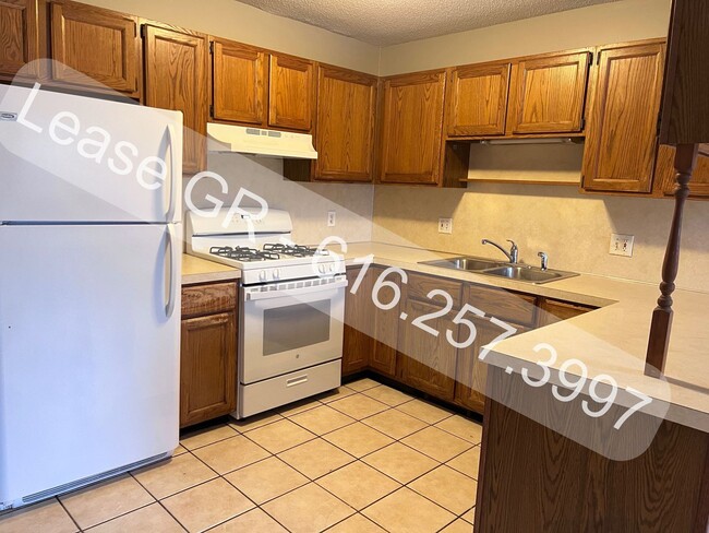 Building Photo - Recently Updated 4 Bedroom Duplex!