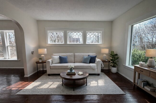 Foto del edificio - Charming Multi-Level Akron Home with Huge Living Room & Updated Siding