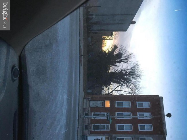 Building Photo - 612 N Monroe St