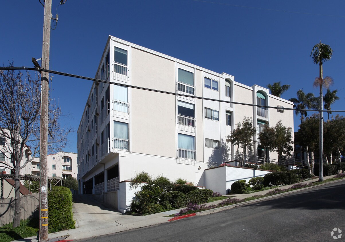 Building Photo - 2410 Albatross St