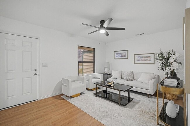 Foto del edificio - 7349 Pensacola Ave