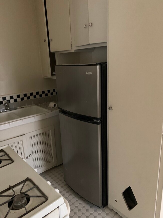 Cocina con estufa y refrigerador con pisos de baldosas personalizadas. - 824 1/2 S Curson Ave