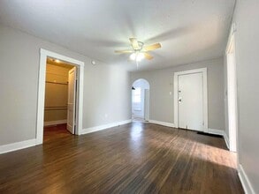 Building Photo - 112 N Plum St