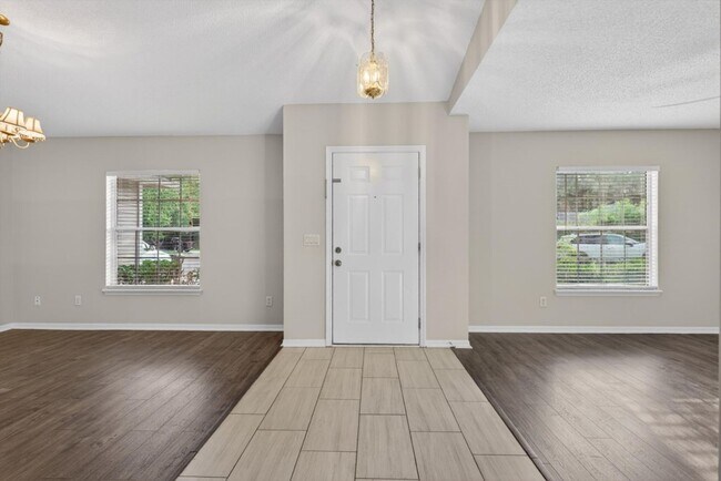 Building Photo - Middleburg Home with Office Space