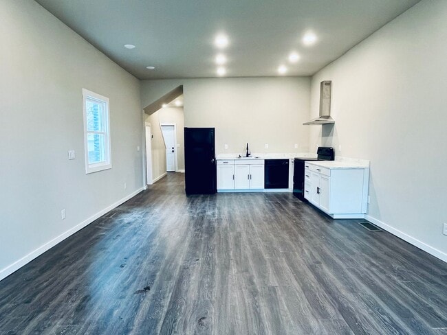 Building Photo - Modern Two Bedroom Two Full Bath House