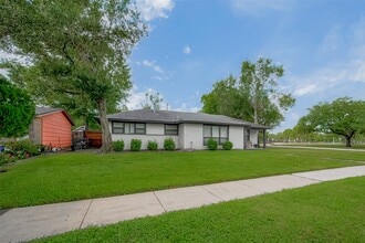 Building Photo - 8057 Ridgeview Dr