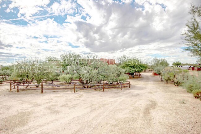 Foto del edificio - 14831 E Roy Rogers Rd