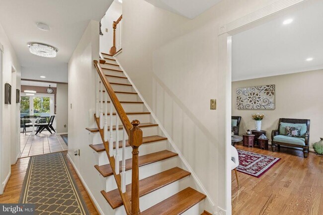 Building Photo - 8715 Shadowlake Way