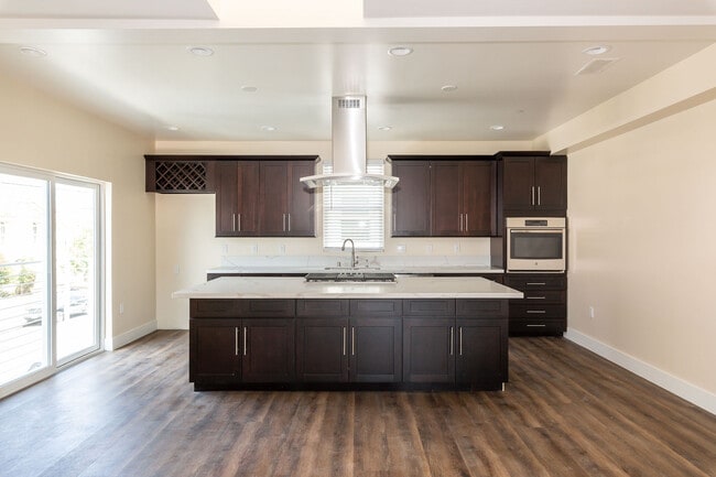 Building Photo - 13800 Cordary Ave