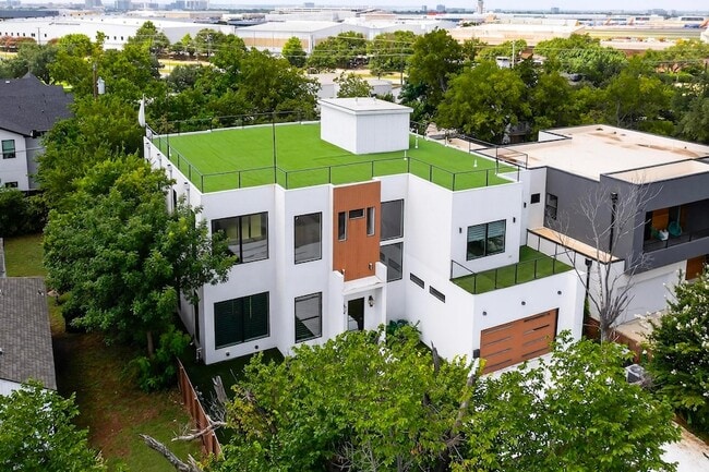 Foto del edificio - 3946 N Cresthaven Rd