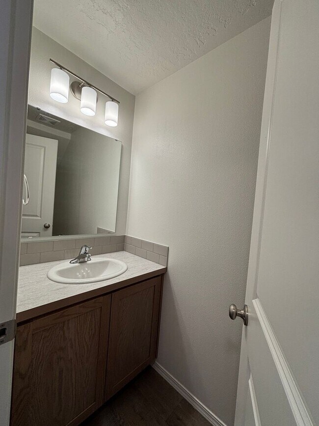 Foto del edificio - Brand New Townhome!