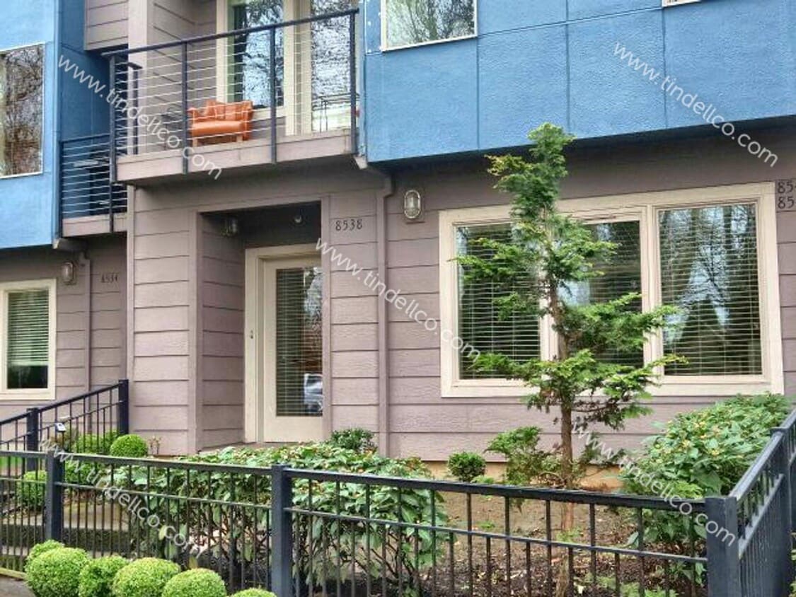 Primary Photo - Luxurious 1BR/1BA Condo in Matthew Frank C...