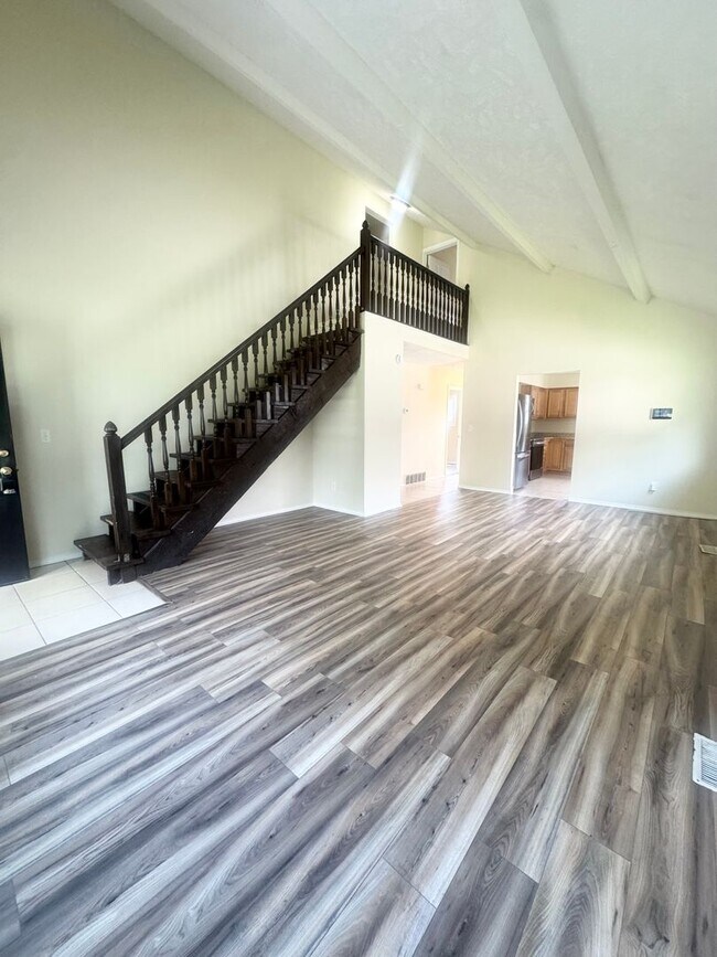 Foto del edificio - Spacious Two Bedroom Home! Available Now!