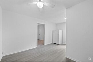 Building Photo - 806 E Emily Ave