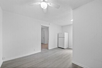 Building Photo - 806 E Emily Ave