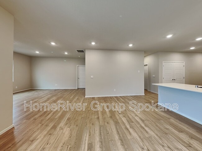 Building Photo - 5820 W Yorktown Ln