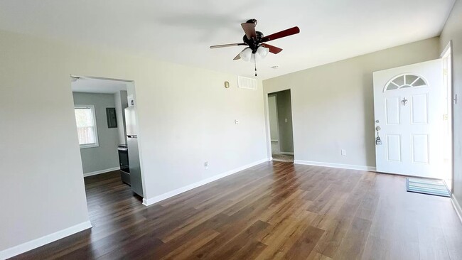 Living Room - 4646 Beacon Hill Rd