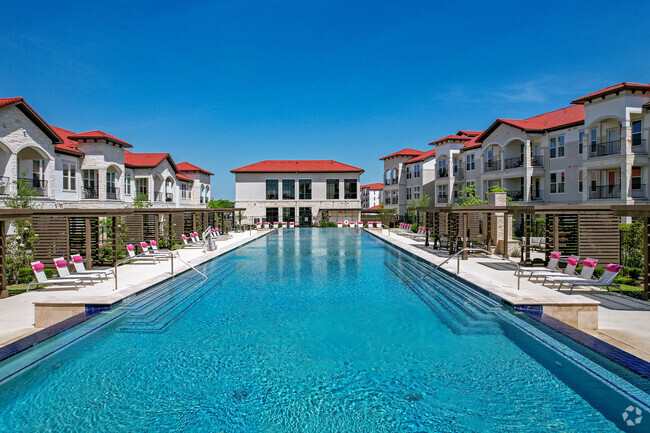 Piscina climatizada de agua salada con estilo de centro turístico. - Reveal Lake Ridge