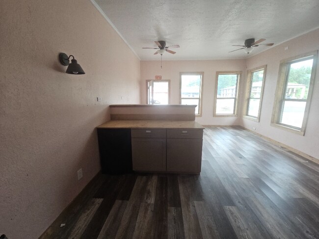 Foto del edificio - 16195 Highland Dr