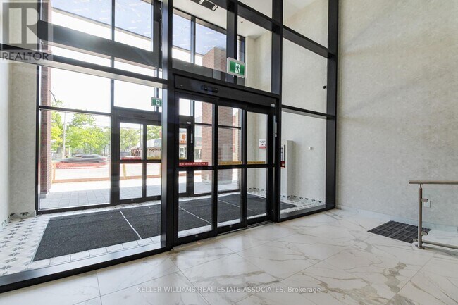 Photo du bâtiment - 2300-2300 St Clair Ave W