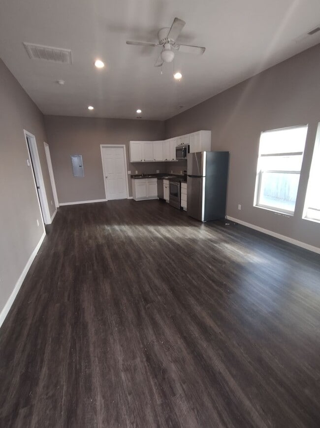 Building Photo - Recently Remodeled 3 Bedroom 1.5 Bathroom!