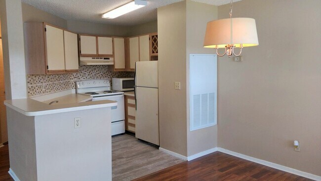Breakfast bar in kitchen - 2553 Grassy Point Dr