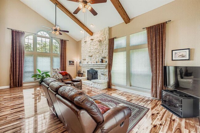 Foto del edificio - 900 Wayside Dr