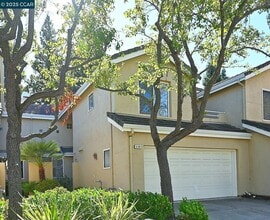 Building Photo - 6198 Lakeview Cir