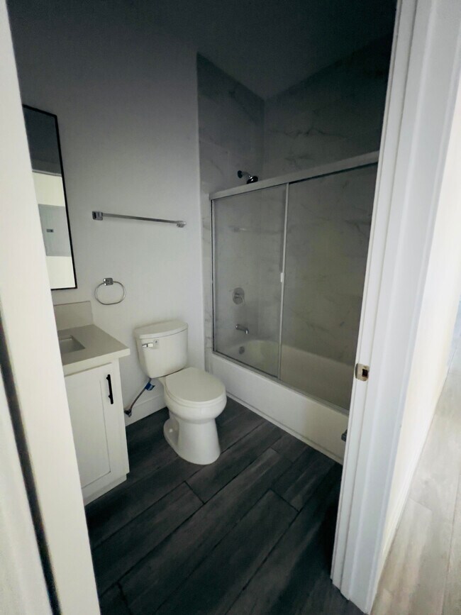 BAÑO DE INVITADOS - 3928 S Normandie Ave