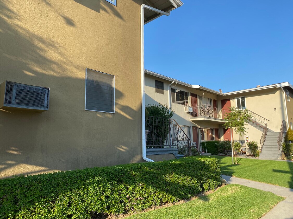 Foto principal - 8000 Owensmouth Ave