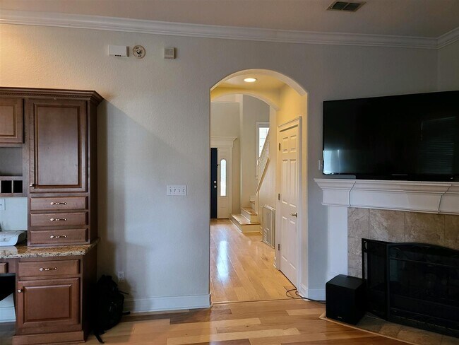 Building Photo - 1618 Cross Pointe Way