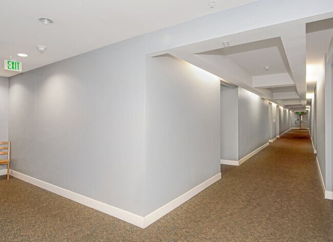 Foto del edificio - 2 Bed + 2 Bath Condo in the Belmont District Portland ~ Secured Garage Parking, Washer & Dryer in...