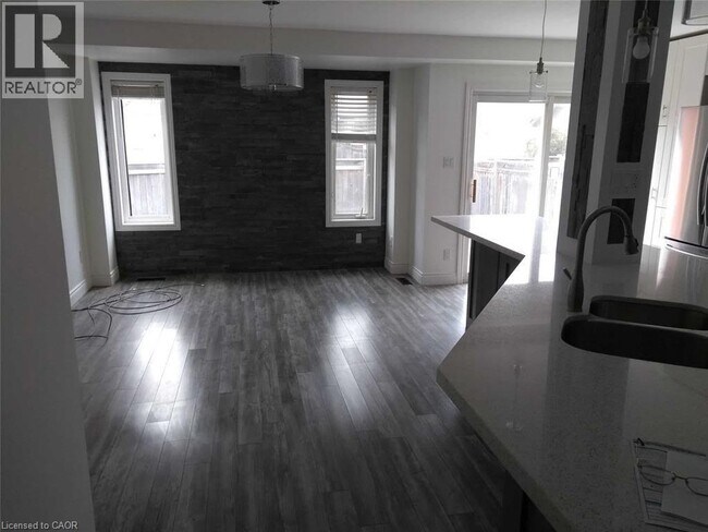 Photo du bâtiment - 2502 Postmaster Dr