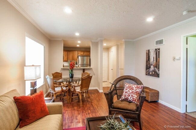 Building Photo - 7425 Charmant Dr