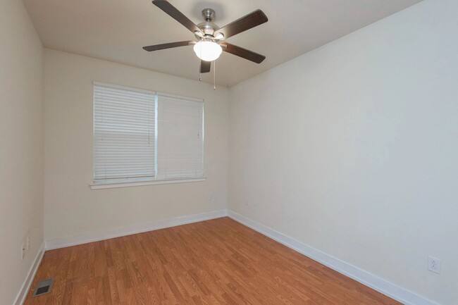 Building Photo - 1405 N Sydenham St