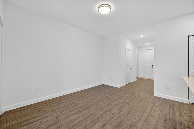 Building Photo - 307 SE Crossoak Ln