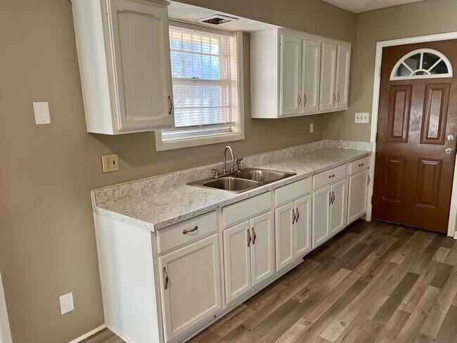 Building Photo - FOR RENT - 3 Bedroom, 1 Bath!