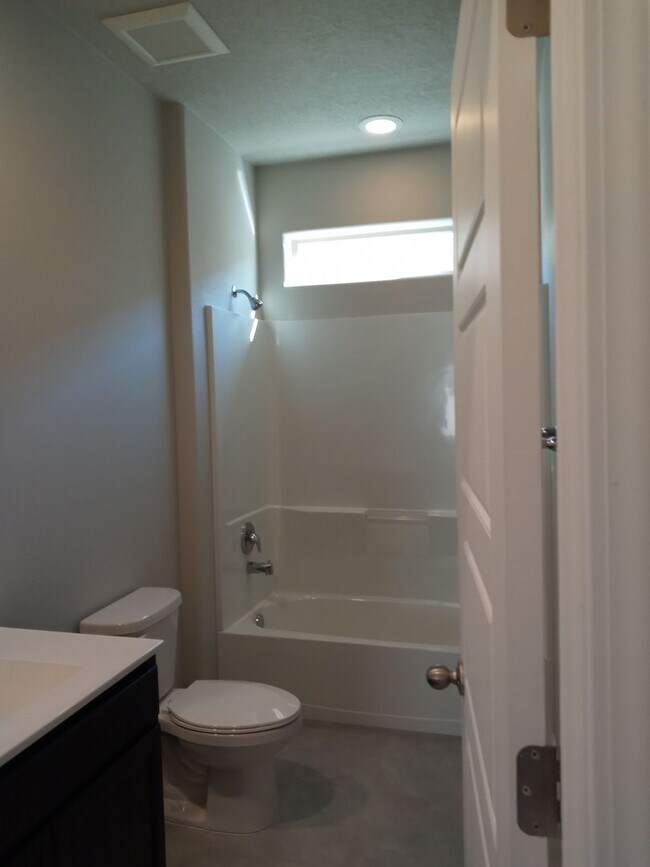 Building Photo - EASY SANTA FE LOS ALAMOS COMMUTE!!