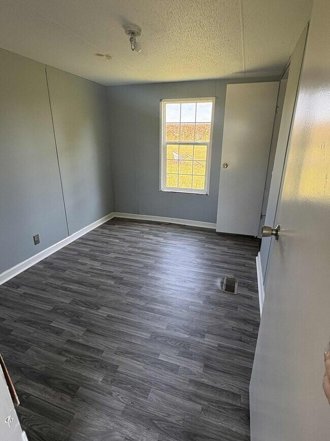 Foto del edificio - Freshly Renovated 3BR Home on Spacious Lot...