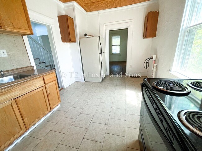 Building Photo - Spacious 4 bedroom near downtown Winston!