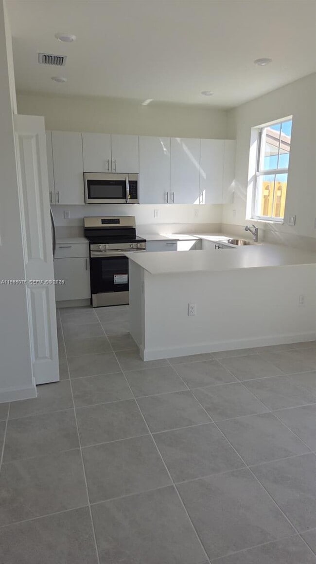 Building Photo - 2717 SE 26th Rd