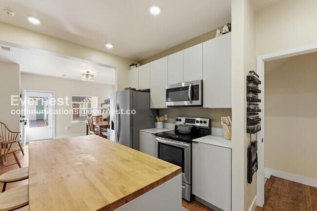 Foto del edificio - 4 Bed/3 Bath Townhome with Fenced Yard & Garage / Available Now!