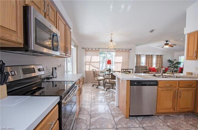 Foto del edificio - 3323 Surfside Blvd