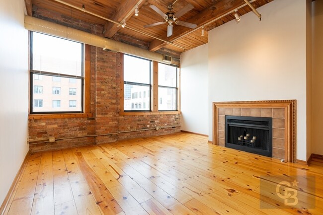 Building Photo - 913 W Van Buren St