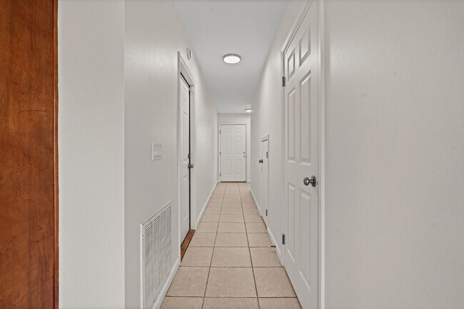 Foto del edificio - 5115 E 11th St