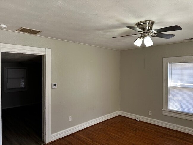 Foto del edificio - Three bed one bath home in central Springfield