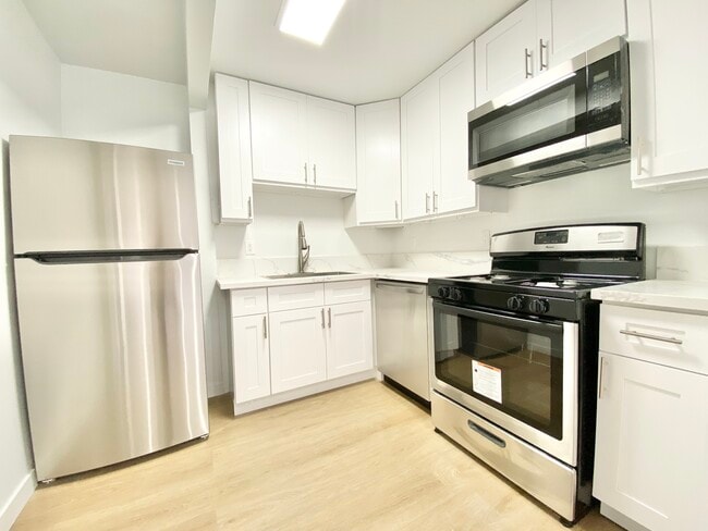 Building Photo - 7441 Hazeltine Ave
