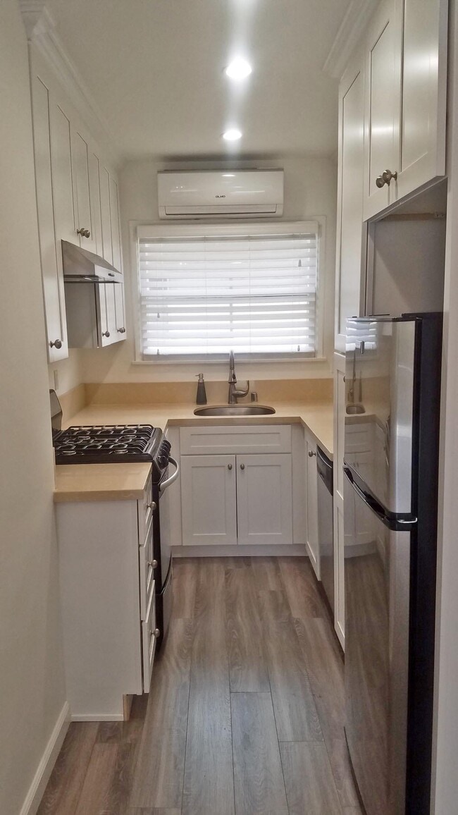 Building Photo - 15158 Dickens St