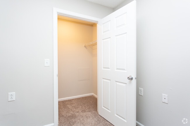 1BR, 1BA - 689 - Hampton Center Apartments