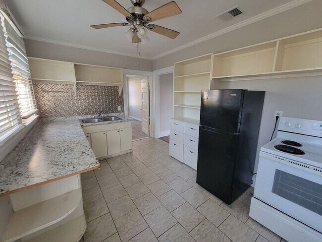 Foto del edificio - Fairfield Historic District - 1 Bed 1 Bath Apartment - Appliances included!